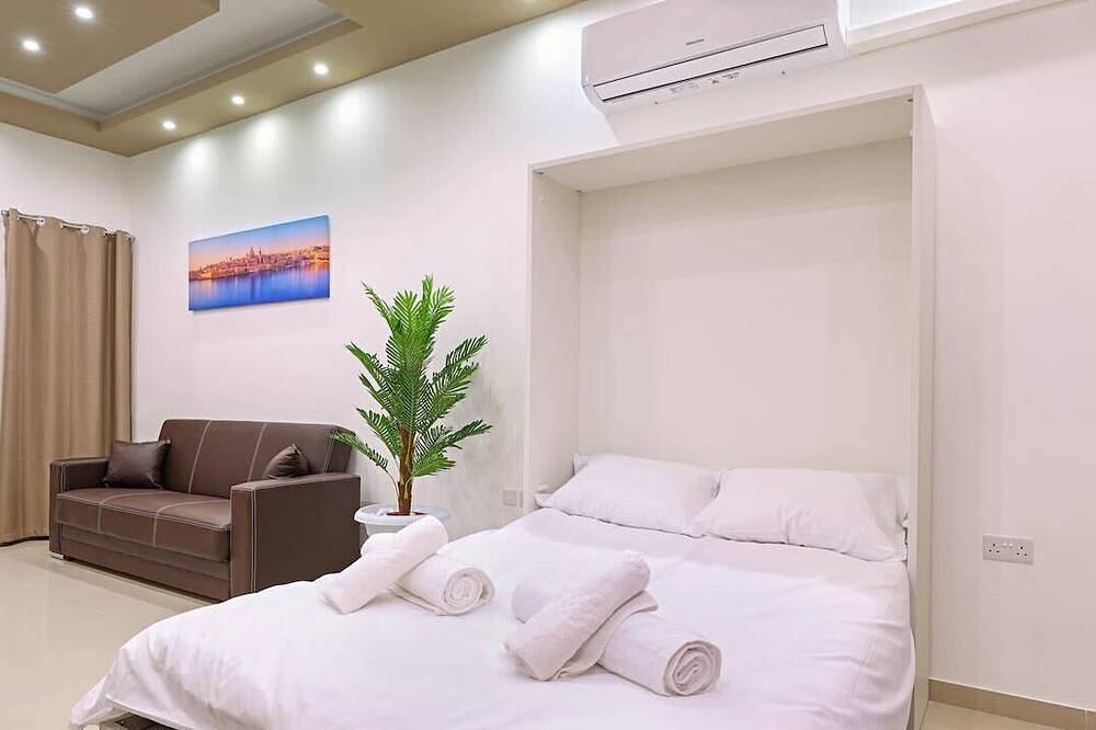 Ganze Wohnung, Gem Beachfront Apt with Amazing Bay and Sea Views in Birżebbuġa, Insel Malta