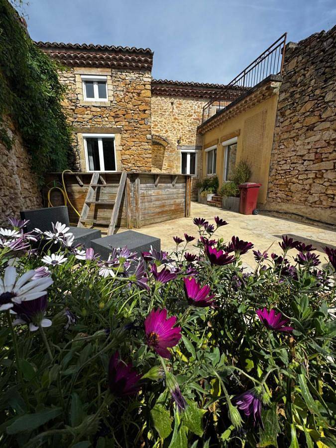 Location de vacances pour 8 personnes, avec balcon et piscine à Sabran