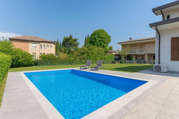 Villa für 6 Personen, mit Garten und Pool sowie Ausblick in Desenzano del Garda - 2