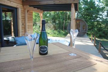 Cottage pour 2 personnes, avec jacuzzi et sauna ainsi que jardin et piscine à Thénac