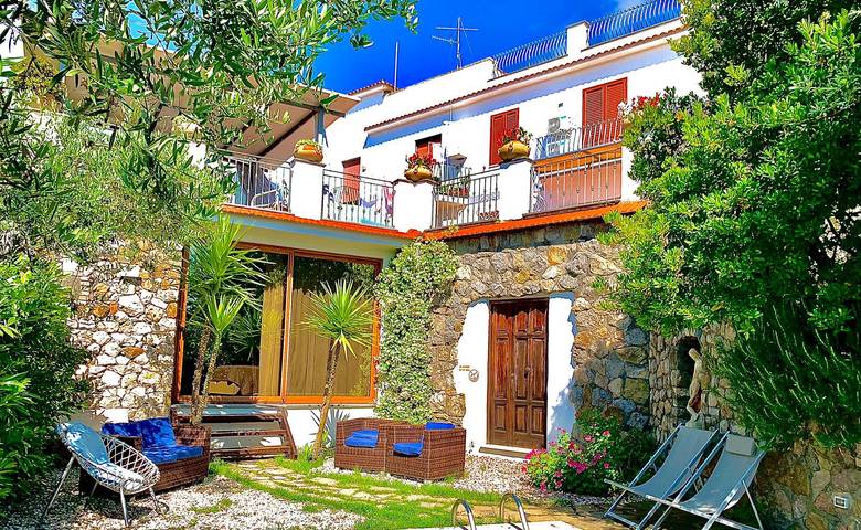 Amore Rentals - Casa Tatano con Piscina Privata, Vista Mare e Parcheggio in Marciano, Massa Lubrense