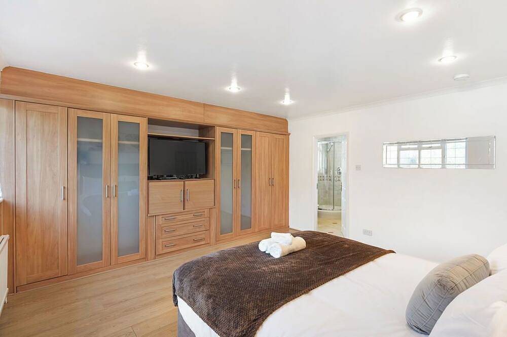 Garden Parking Wifi Near Sky Elstree Studios in Elstree and Borehamwood, Hertfordshire