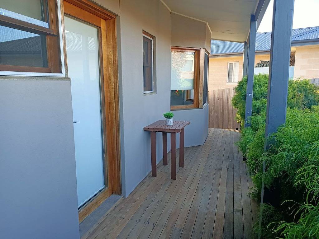 Lakes Guest House: Unit with private entrance sleeps 8 in Lakes Entrance, East Gippsland Shire