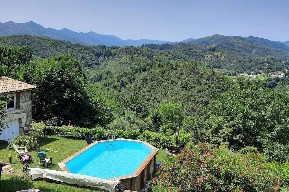 Vue imprenable,  piscine privée, à proximité de sentiers de randonnées, au calme in Chirols, Parc naturel régional des Monts d'Ardèche
