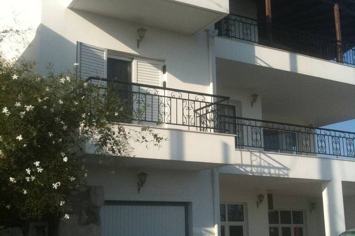 De Drie Grace - Villa Met Zwembad in Prassas, Iraklio-Heraklion en omgeving