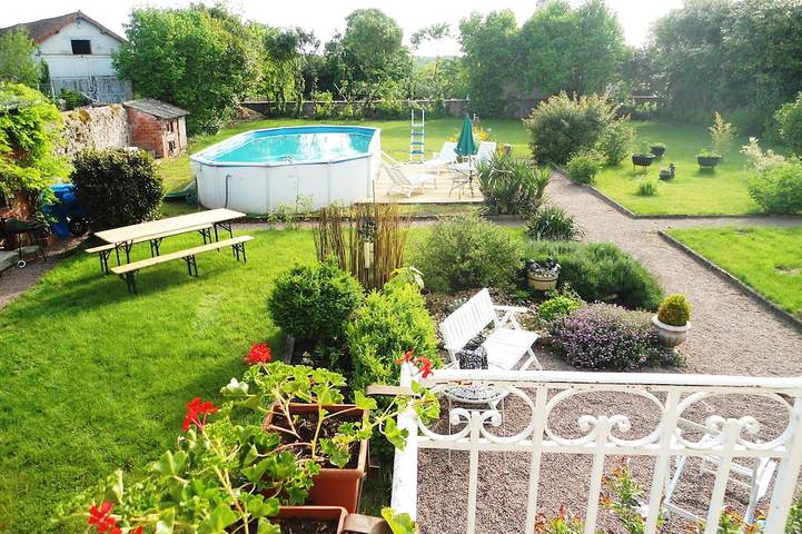 Gîte pour 9 personnes, avec Terrasse ainsi que Jardin et Piscine à La Roche-en-Brenil