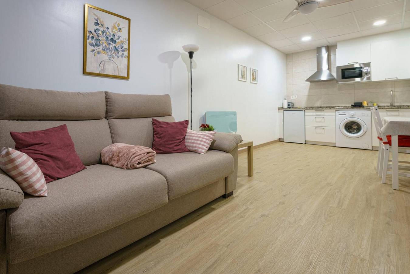 Apartamento entero, Sophie Apartamentos 'Mediano' con terraza privada y Wi-Fi in Burela, Costa de Galicia