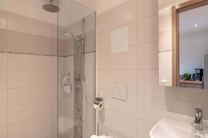 Ganze Wohnung, Gartenzimmer, 30 qm Untergeschoss, kombinierter Wohn- & Schlafbereich in Bad Endorf, Chiemsee