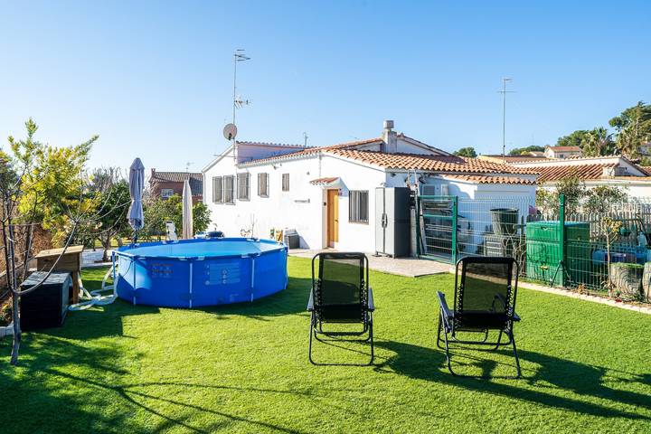 Ganze Wohnung, Ferienwohnung „Stadtflucht ins Grüne“ mit privatem Pool, Garten & Wlan in Calafell, Costa Dorada