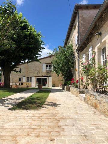 Location de vacances pour 10 personnes, avec piscine et jardin à Varaignes - 2