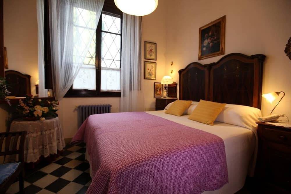 Macinella Friendly and Artistic apartment \"Sunflower 1\" in San Gimignano, Siena Province