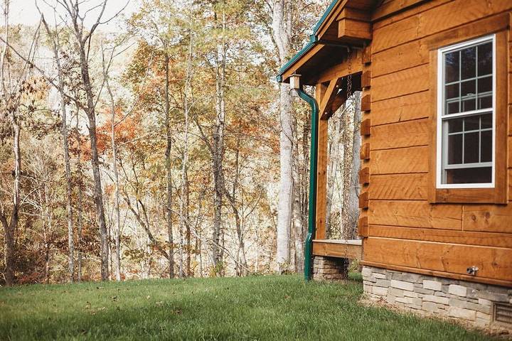 Log cabin for 9 people, with yard, with pets in Virginia