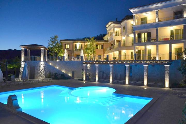 Location de vacances pour 2 personnes, avec Jacuzzi et Terrasse ainsi que Jardin et Piscine à Tortoreto Alto