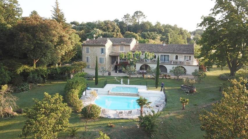 Location de vacances pour 3 personnes, avec piscine et jardin ainsi que terrasse et vue à Suze-la-Rousse - 3