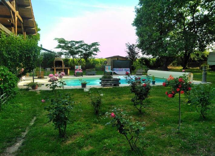 Location de vacances pour 2 personnes, avec Terrasse ainsi que Jardin et Piscine à Cussac-Fort-Médoc