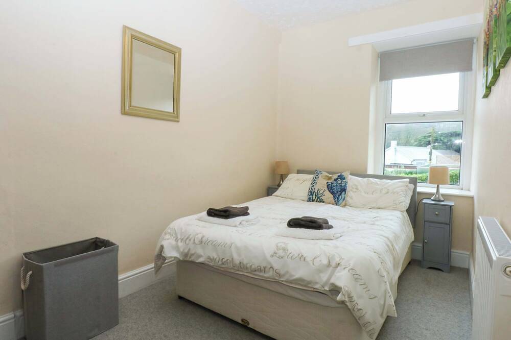 2 Argoed, pet friendly, country holiday cottage in Llanbedrog in Llanbedrog, Gwynedd