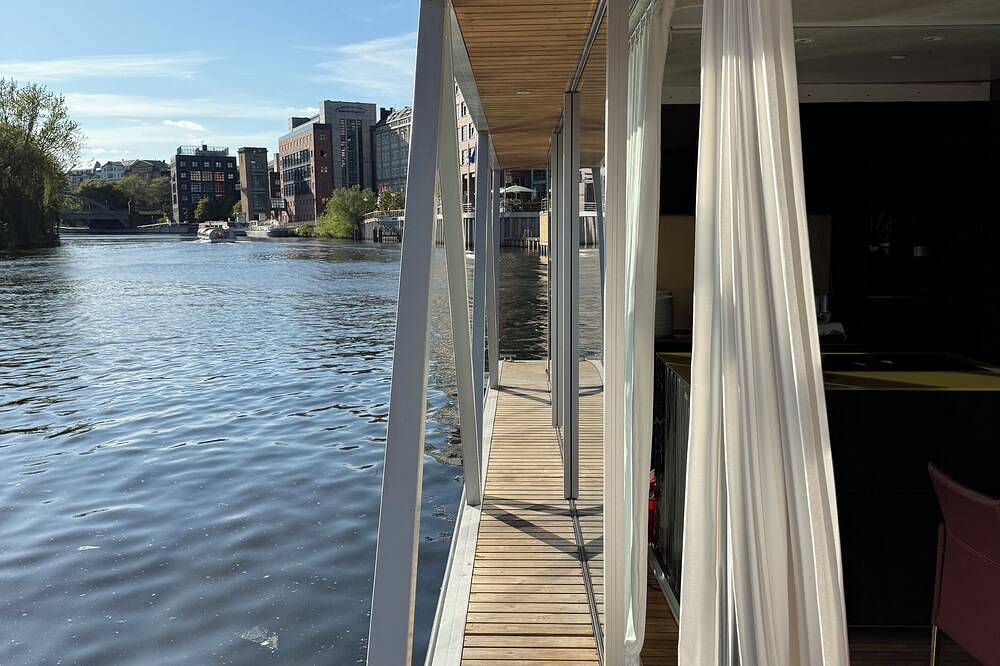 Nido – stilvoll entspannen auf Berlins exklusivstem und naturnahem Hausboot. in Moabit Berlin, Berlin