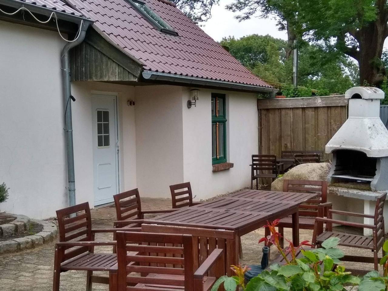 Ganze Wohnung, Charmante Ferienwohnung, 2 km von der Küste entfernt, mit Parkplatz, Terrasse und Grill in Bisdorf (Groß Mohrdorf), Groß Mohrdorf