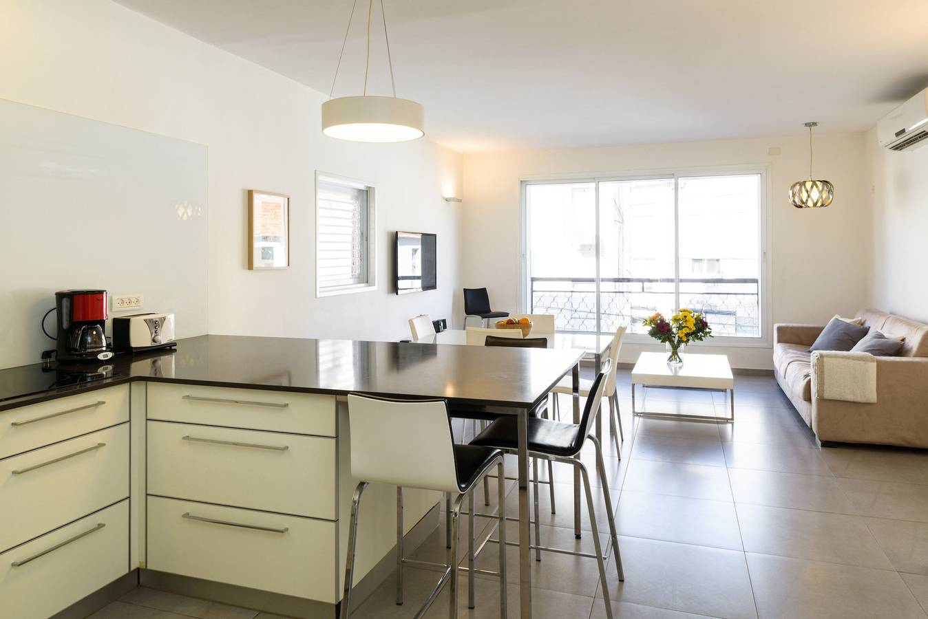 Entire apartment, Miklat Full Comfort 1Br near Frishman Beach by Feelhome in Tel Aviv, Tel Aviv District