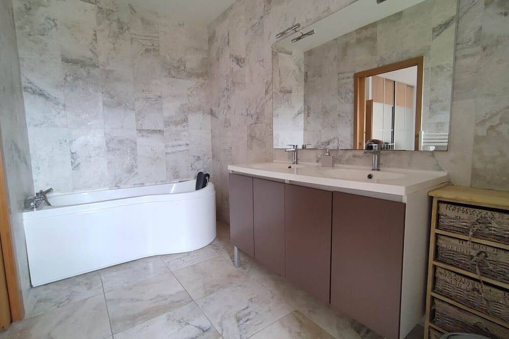 Villa Carthage confort & vue  piscine Xl / Downhill stylish Villa view & Xl pool in Calignac, Région de Nérac
