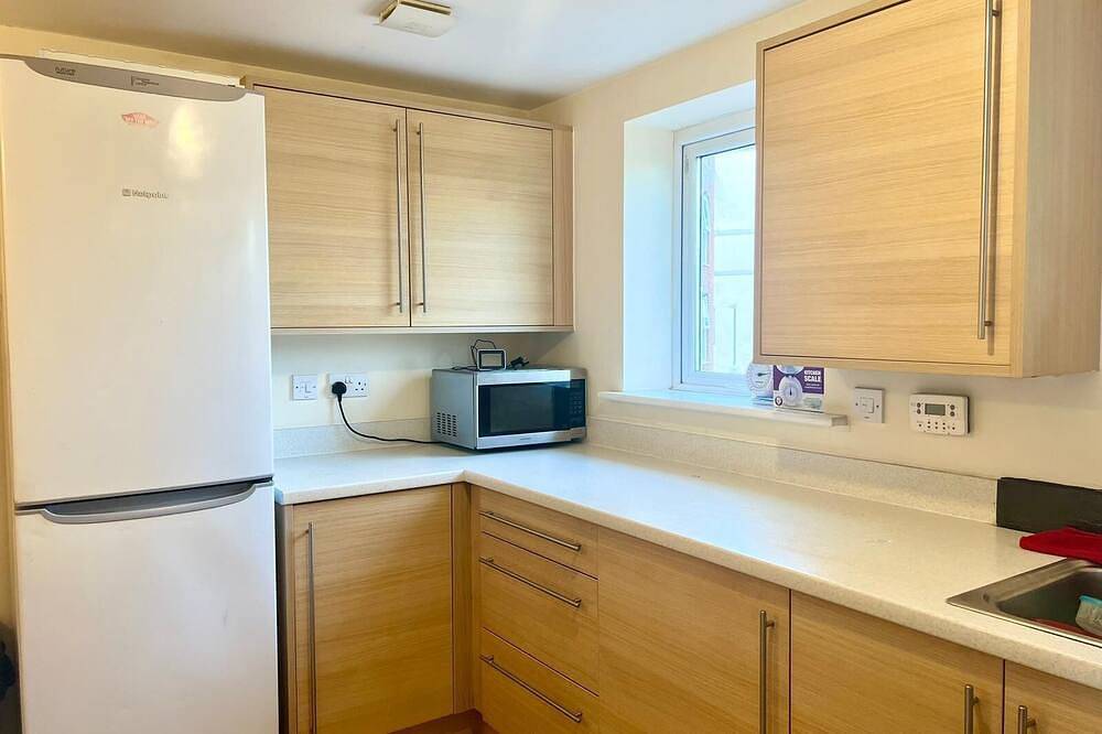 Spacious room with study table next to university in Hatfield (Hertfordshire), Hertfordshire
