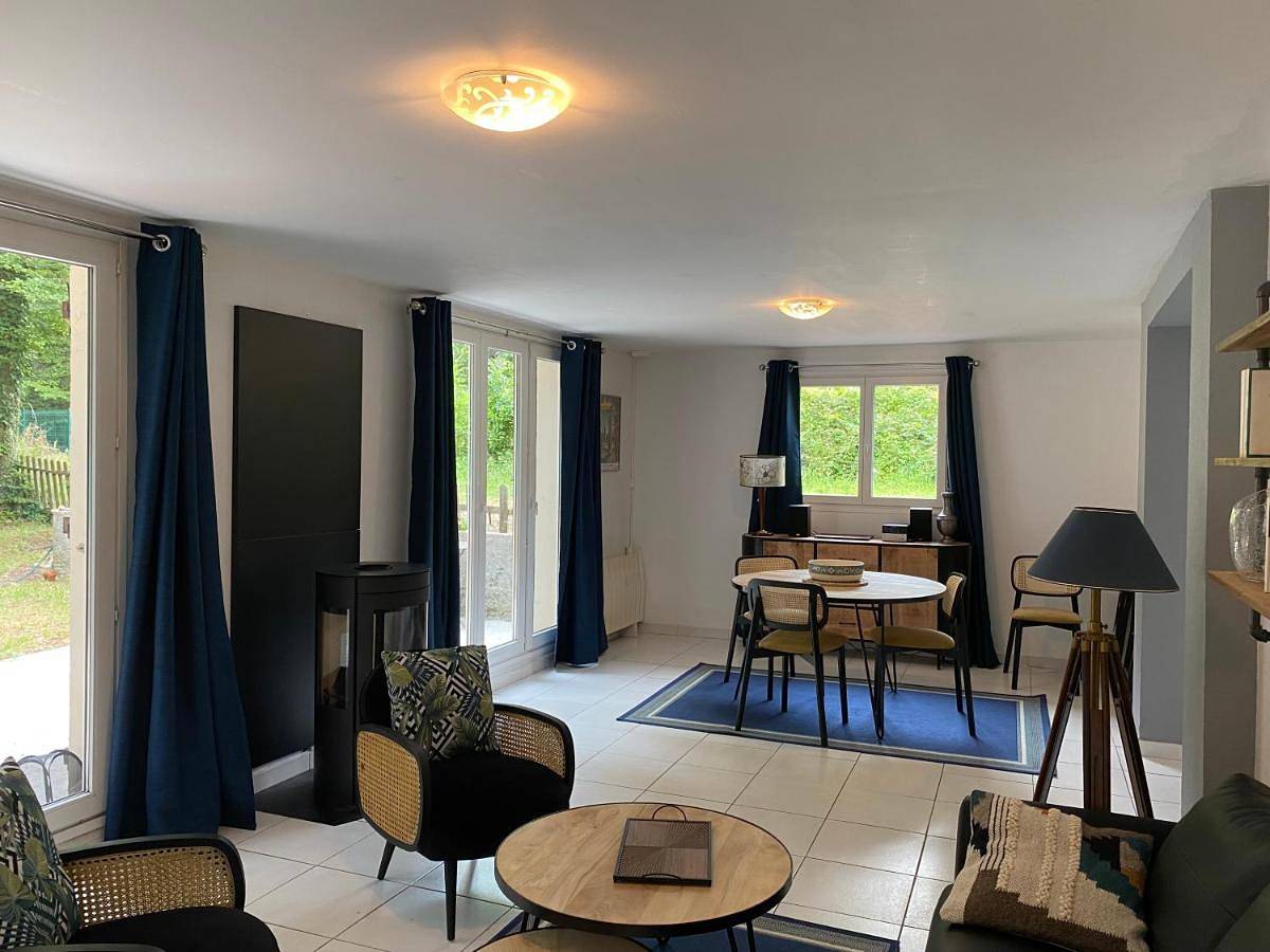 Two-Bedroom House in Le Coudray-Montceaux, Essonne
