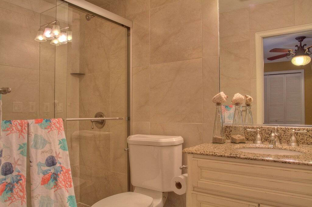 Ganze Wohnung, Perfekte Aussicht auf den Strand von Deck, keine Notwendigkeit, ein Auto zu mieten, Walk to all, kostenloses Wifi in Holmes Beach, Anna Maria Island