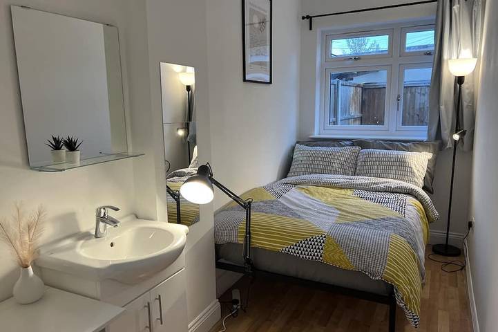 Bed and breakfast for 2 people, with yard in London
