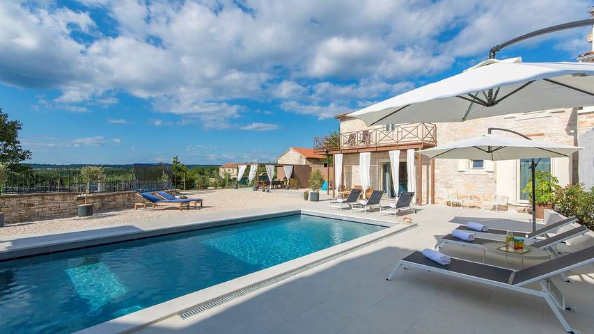 Villa pour 8 personnes, avec piscine ainsi que terrasse et jardin, animaux acceptés à Selina