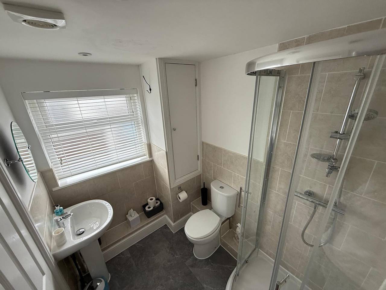 Entire holiday apartment, 1 Bed Flat Sleeps 4, Free Parking, Balcony in Whitstable, Kent