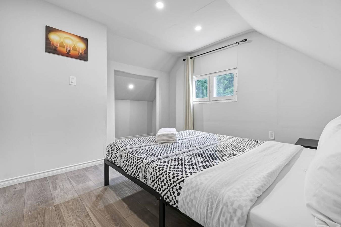 Bright & Renovated 3Br Hamilton Gem Near Downtown in Hamilton, Lake Ontario (Canada)