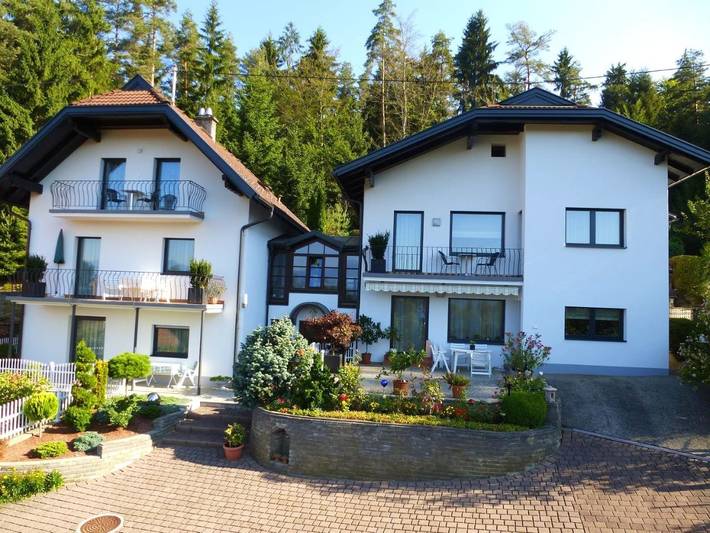 Ferienwohnung für 4 Personen, mit Balkon und Terrasse sowie Garten und Seeblick in Pörtschach am Wörthersee