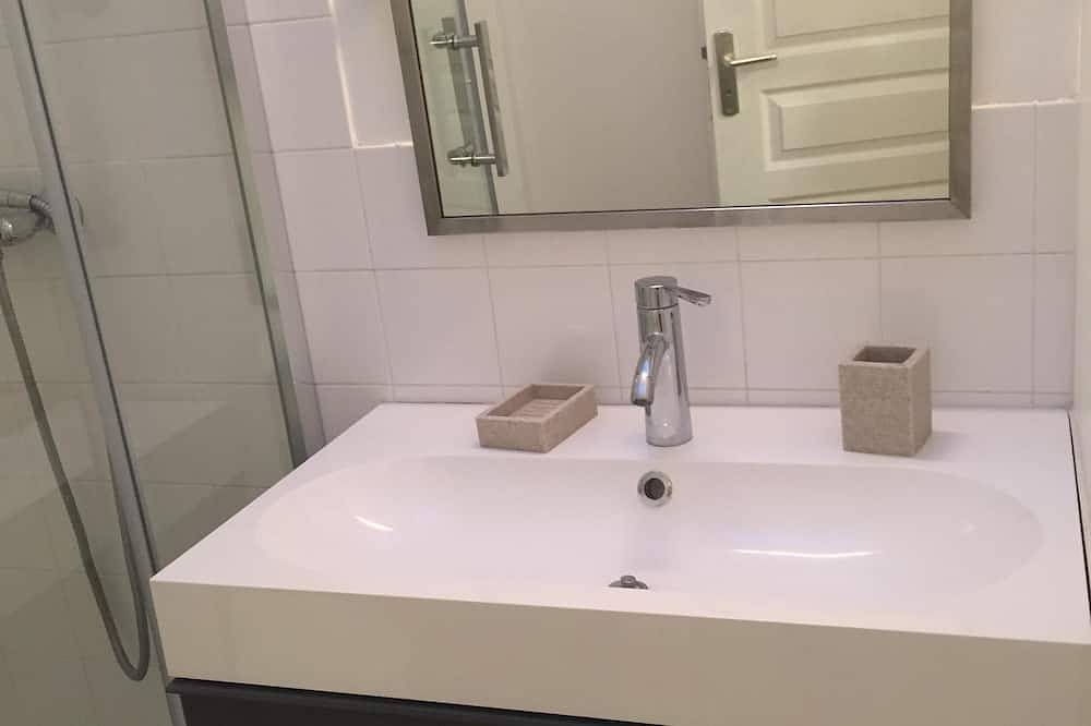 Entire apartment, Studio-Ensuite with Bath-Studio 17m2 in Villeurbanne, Rhône