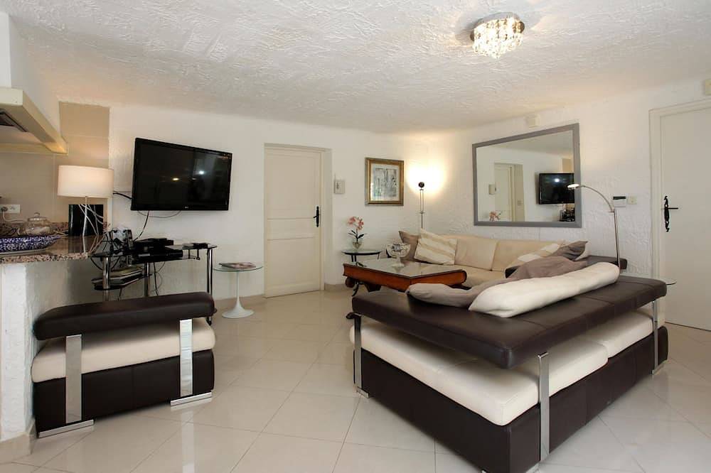 Detached 8 bedrooms with a large heated swimming pool Villa in a private estate in Roquefort-les-Pins, Region de Cannes