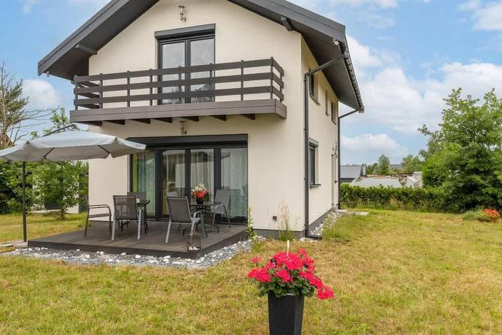 Ferienhaus für 8 Personen, mit Balkon und Terrasse sowie Garten in Zünz