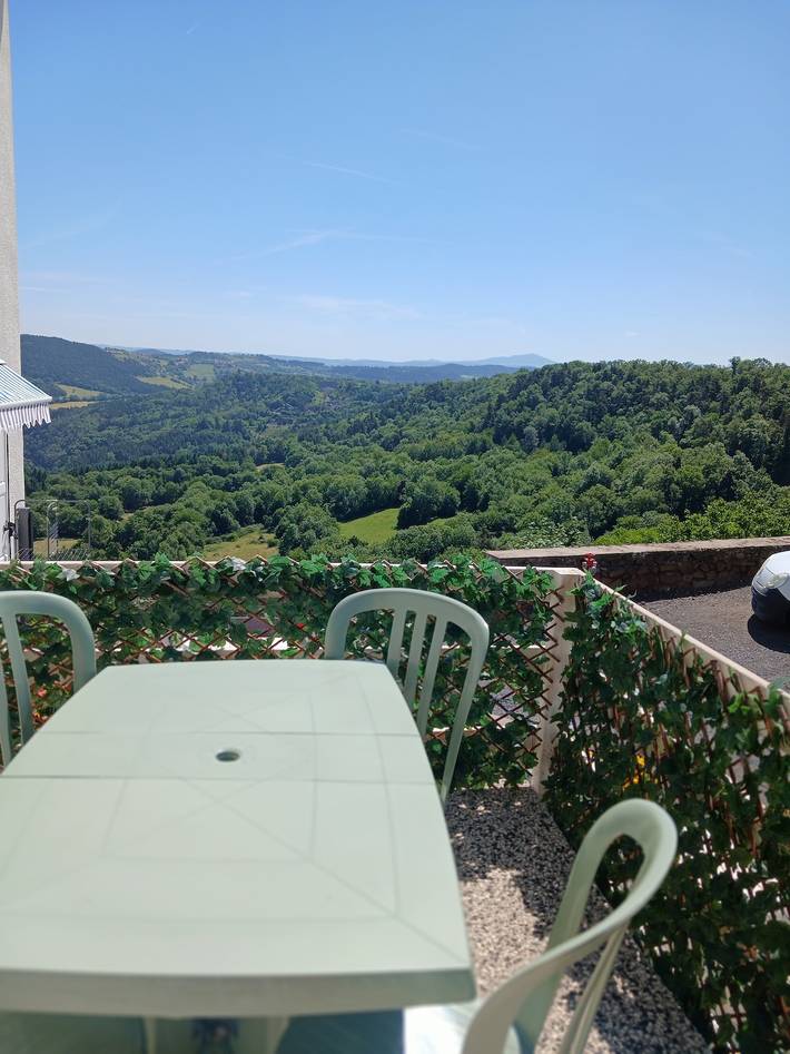 Hel lägenhet, Apartment with Loire Valley Views from Balcony & Terrace, 10 km from Le Puy-en-Velay in Solignac-sur-Loire, Haute-Loire