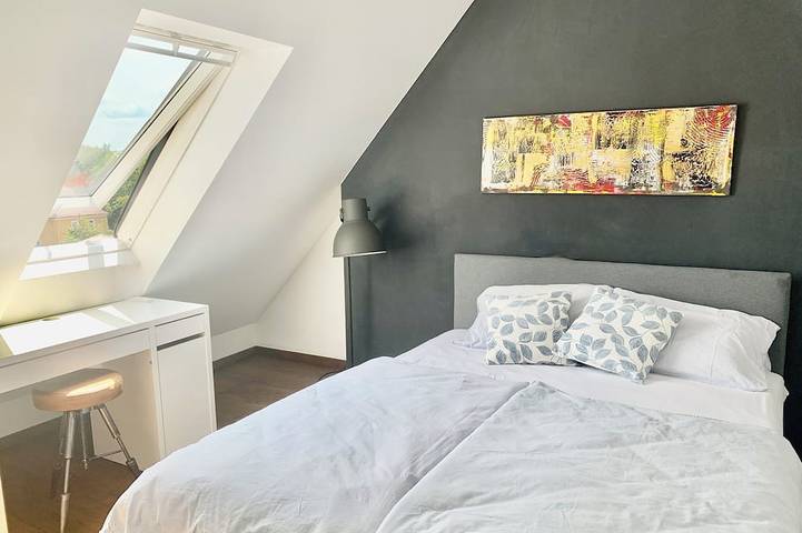 Ganze Wohnung, Schöne Dachgeschoss-Maisonette Wohnung modern eingerichtet und top Infrastruktur in München Moosach, München