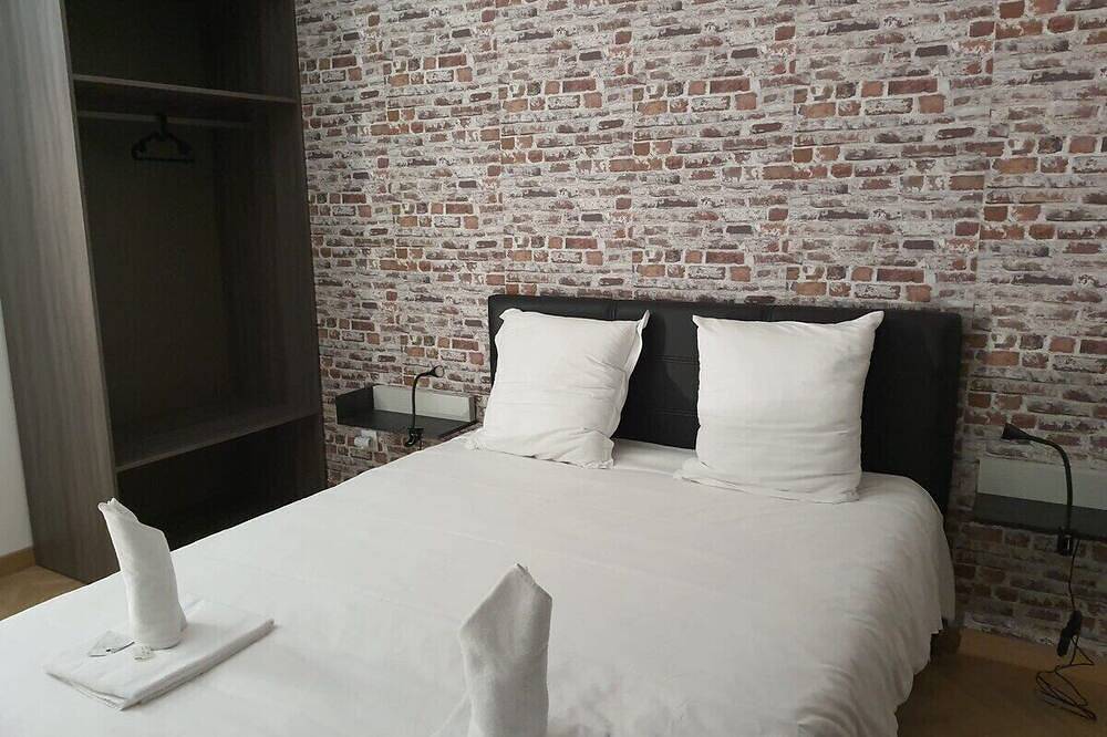 Entire apartment, 2 Bedroom unit in front of Le Bourget airport in Le Blanc-Mesnil, Seine-Saint-Denis