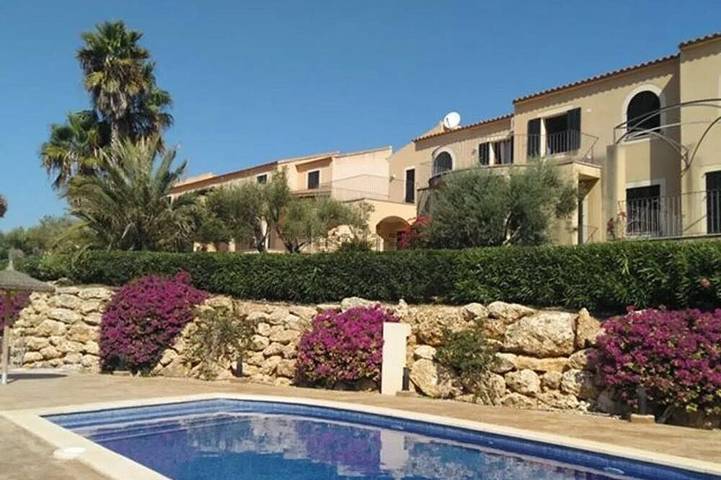 Maison de vacances pour 3 personnes, avec jardin ainsi que terrasse et piscine à Cala Romantica