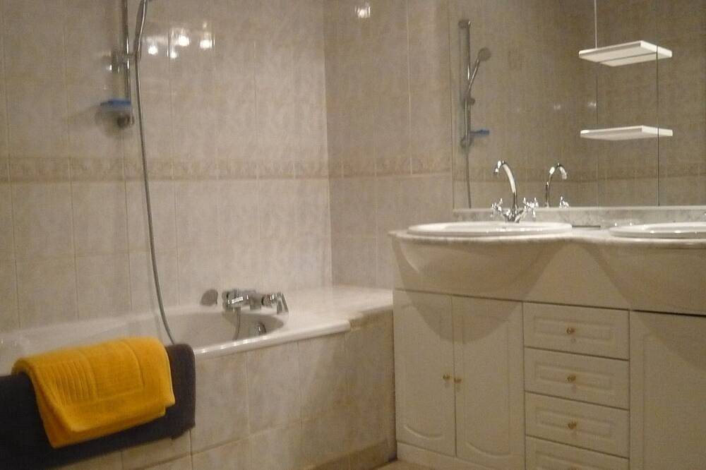 Gîte Jaune - Maison sur propriété de 5 ha, piscine, sauna, animaux, in Osse-en-Aspe, Béarn