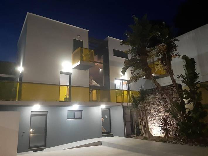 Gîte pour 3 personnes, avec Balcon ainsi que Terrasse et Jardin dans Água de Alto