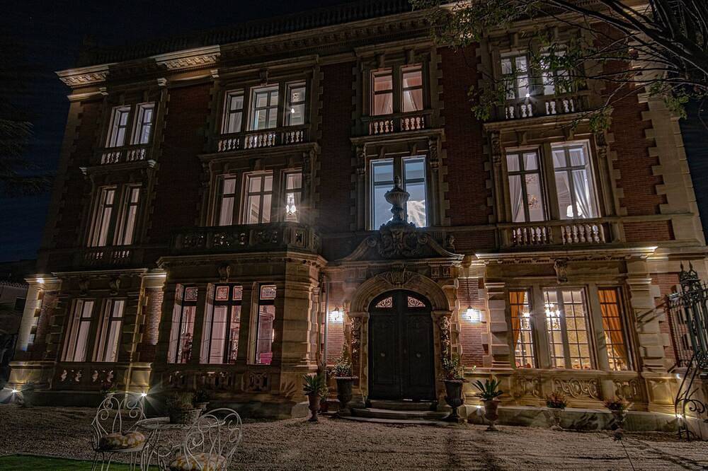 Superb romantic 8-bedroom chateau with Ac and Wifi in the south of France in Névian, Côte d'Améthyste