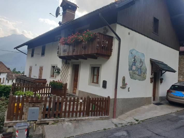 Gîte pour 5 personnes, avec terrasse ainsi que vue et jardin à Ovaro