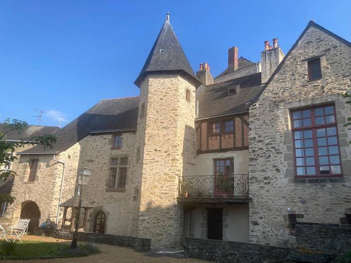 Chambre d’hôte pour 2 personnes, avec Terrasse ainsi que Jardin et Vue dans Parné-sur-Roc
