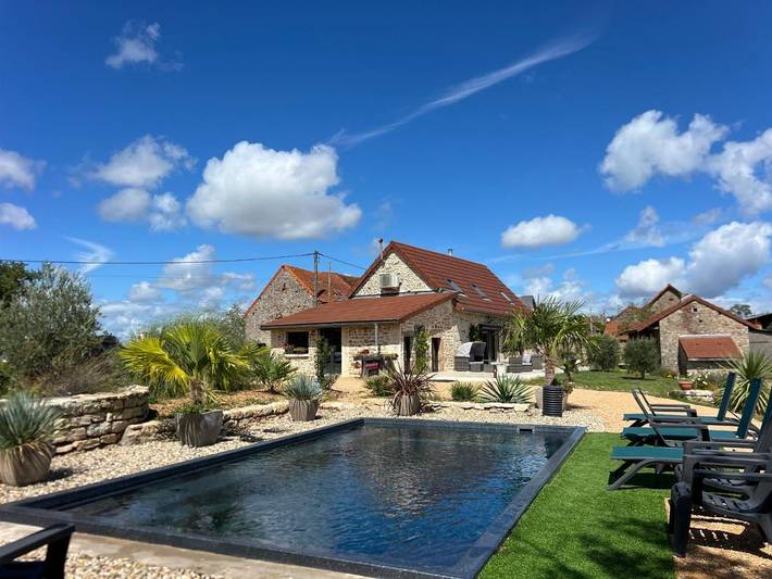 Location de vacances pour 6 personnes, avec piscine ainsi que jardin et vue dans Villeneuve En Montagne