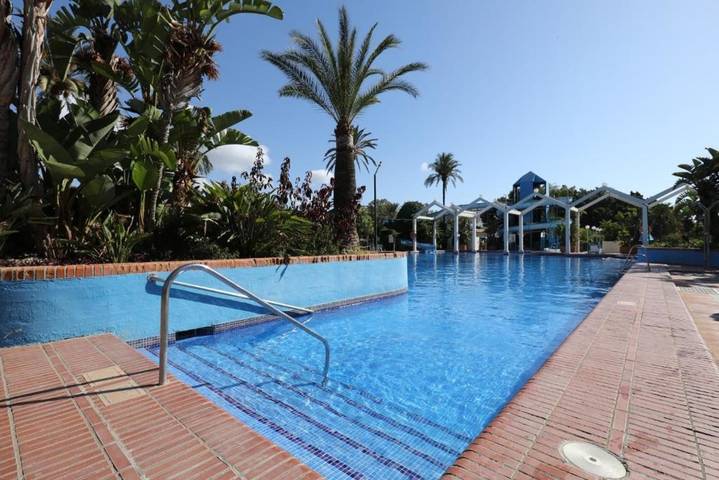 Entire studio, 'Benal Beach Seaview Studio 065' with Shared Pool & Wi-Fi in Torrequebrada, Benalmádena