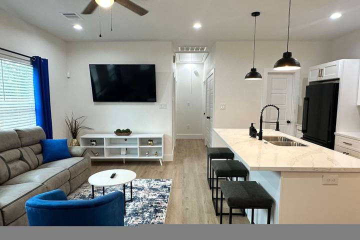 Vacation rental for 6 people, with yard and balcony, with pets in North Houston
