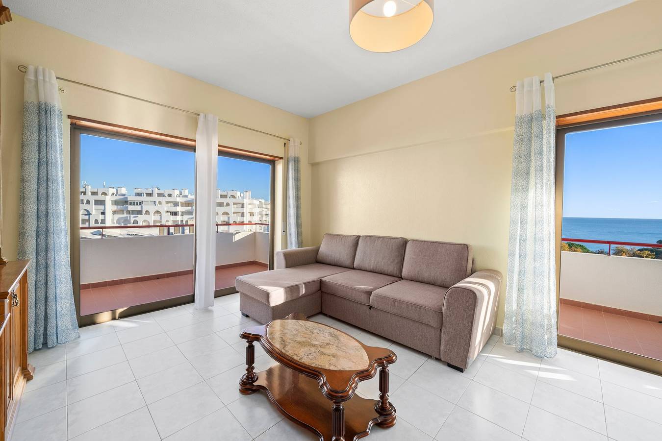 Ganze Wohnung, 2-Zimmer-Apartment mit Gemeinschaftspool, Garten und Wlan in Alporchinhos (Atlantikküste), Porches