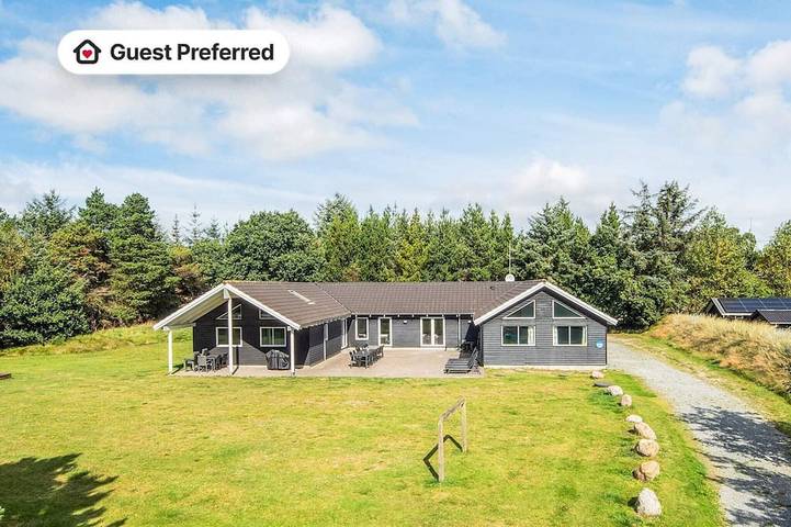 Ferienhaus für 24 Personen, mit Terrasse und Pool sowie Sauna und Whirlpool, mit Haustier in Blavand