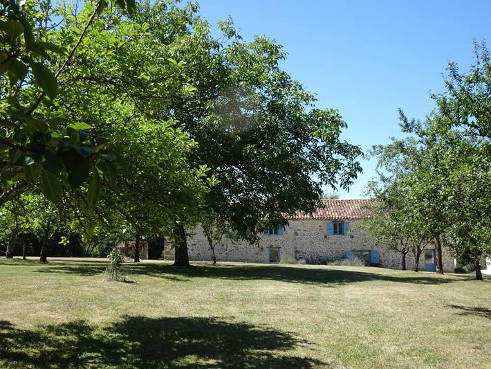 Gîte pour 10 personnes, avec piscine ainsi que vue et jardin, animaux acceptés à Justian